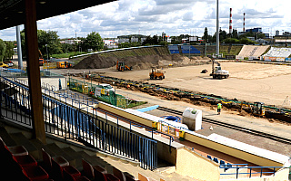 Trwa remont stadionu Stomilu Olsztyn. Sprawdziliśmy, kiedy piłkarze wybiegną na nową murawę. Zobacz film